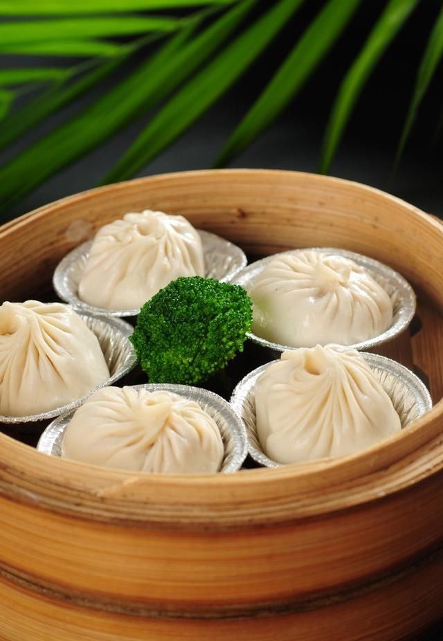 上海著名小吃小笼包,馅多汁浓,皮薄柔韧,馅多汁