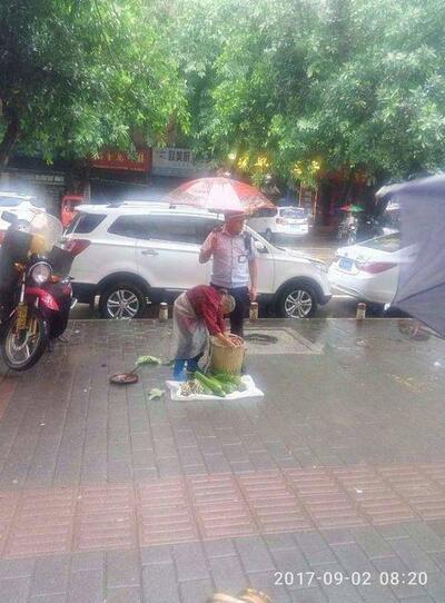 城管给老太打伞 老太一句话让他泪汪汪 城管给老太打伞 老太一句话让他泪汪汪