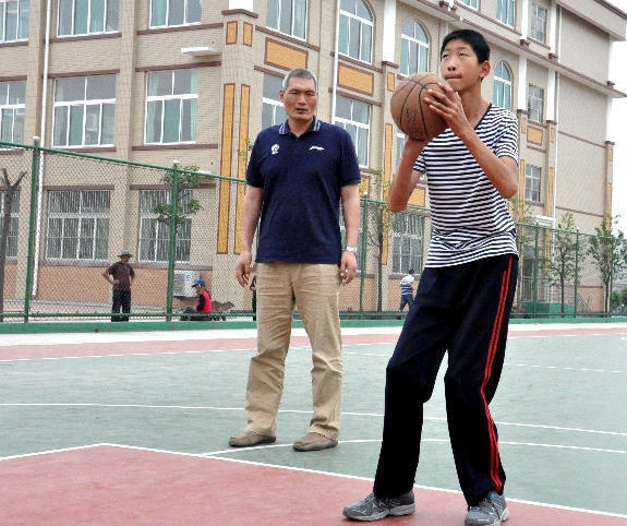 去年五月，刘泽文进入了山东体校开始接受正规的篮球专业训练。