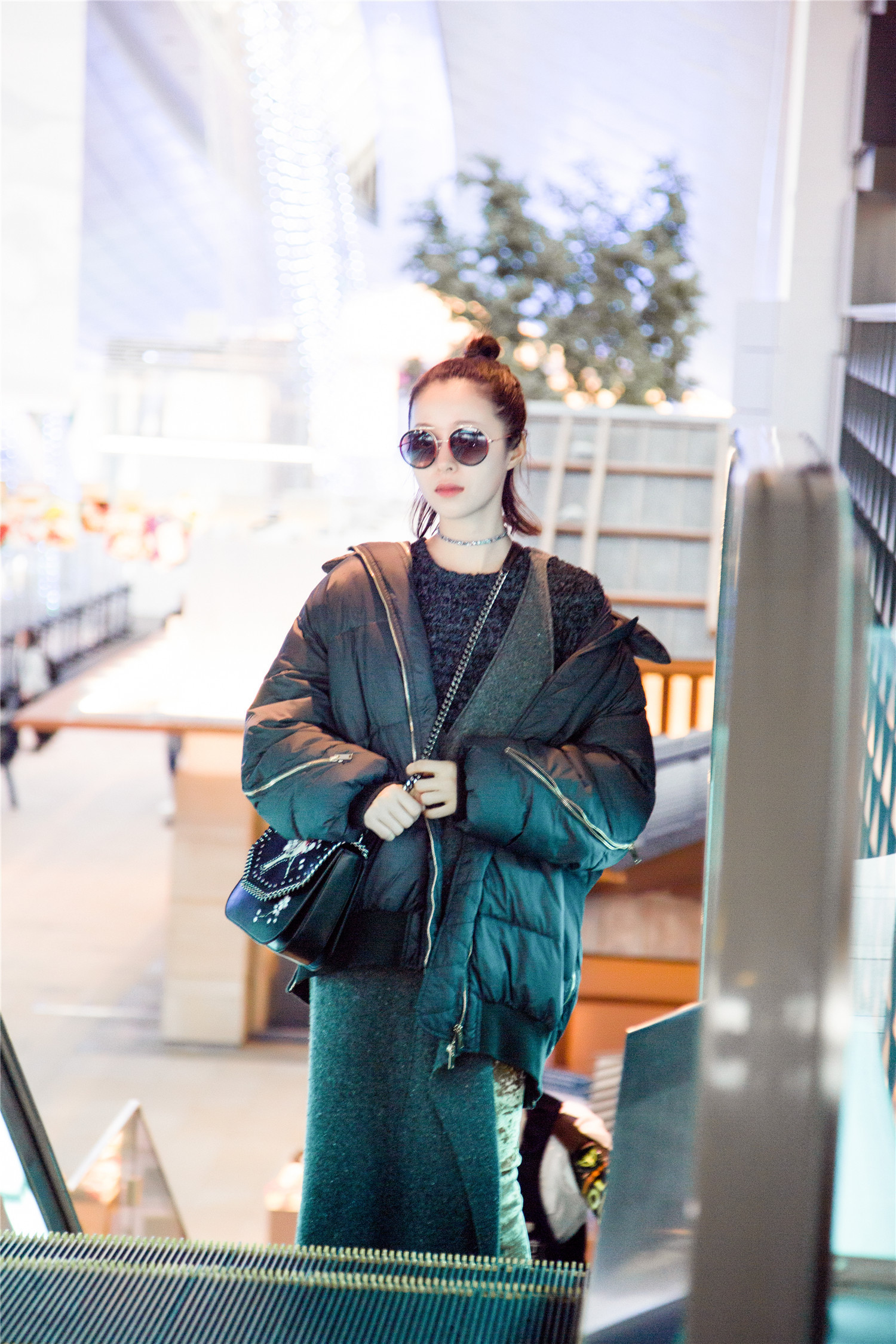 江一燕冬日时尚街拍 巧搭金属色打破冬日沉闷