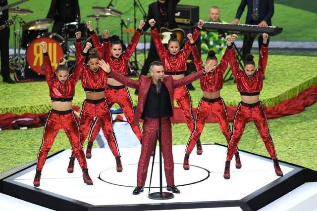 英国歌手罗比威廉姆斯献唱世界杯开幕式,林忆