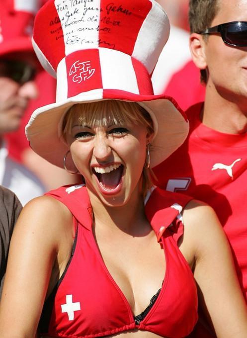 养眼！世界杯美女如云：塞尔维亚1-0获胜女球迷胸膛的字迹亮了