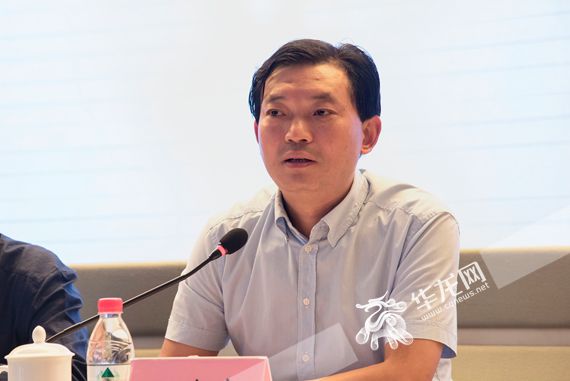 江北区教委主任马培高部署新学期工作 周涛 摄