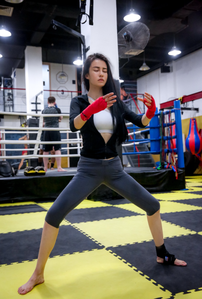 瑜伽教母一脚踢飞壮汉 拳迷:高扫腿比一龙厉害