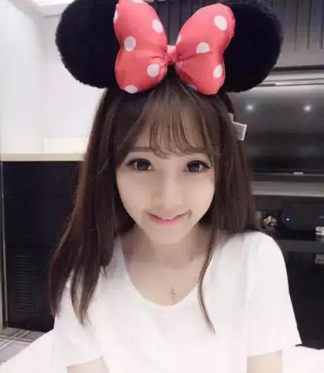 佛系少女冯提莫直播公然开车,脱衣服发福利?套