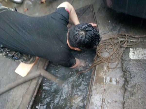 为你点赞!赤膊上阵 郑州自来水工作人员暴雪中修水管 为你点赞!赤膊上阵 郑州自来水工作人员暴雪中修水管