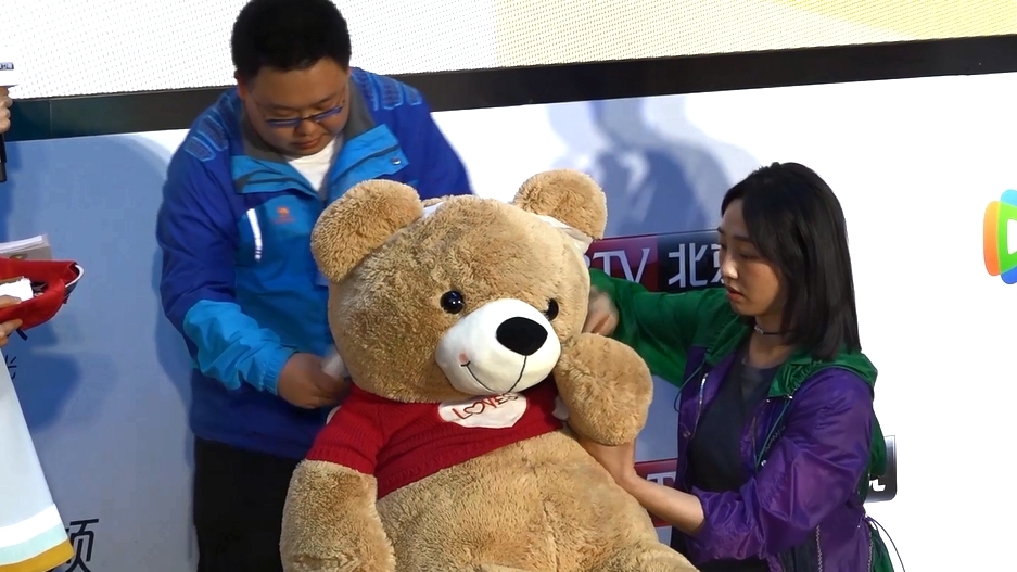 白百何与可爱粉丝互动 给小熊包扎配合默契 白百何与可爱粉丝互动 给小熊包扎配合默契