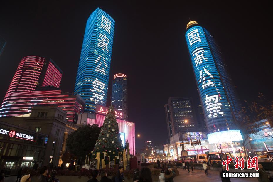 图为13日晚间，南京新街口。
