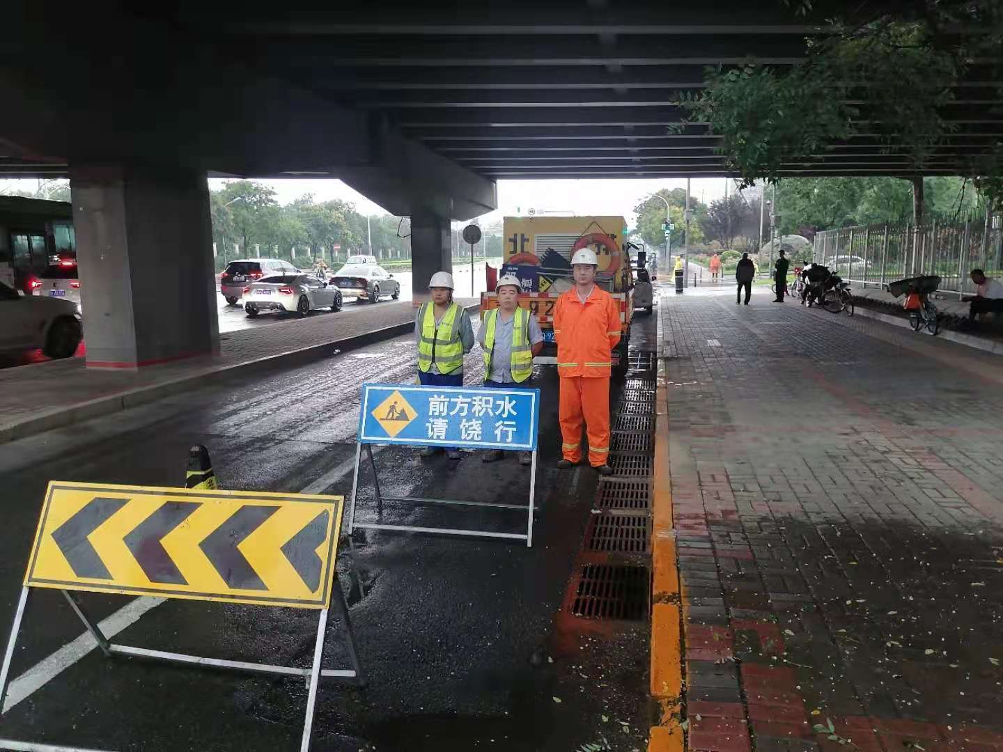 北京今日局地暴雨 部分路段已有积水 排水集团启动一级响应