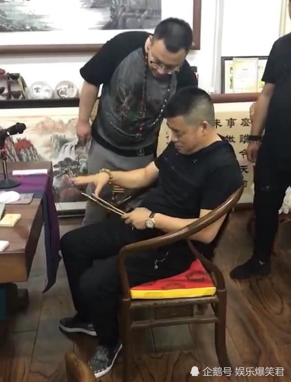 魏三直播秀绝活,能做到不超过三个人,其中包括