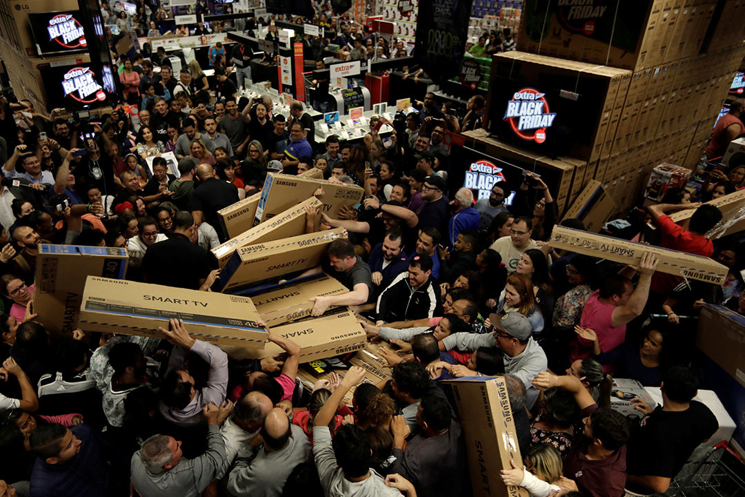 黑五来了!外国人疯狂购物 为抢东西大打出手