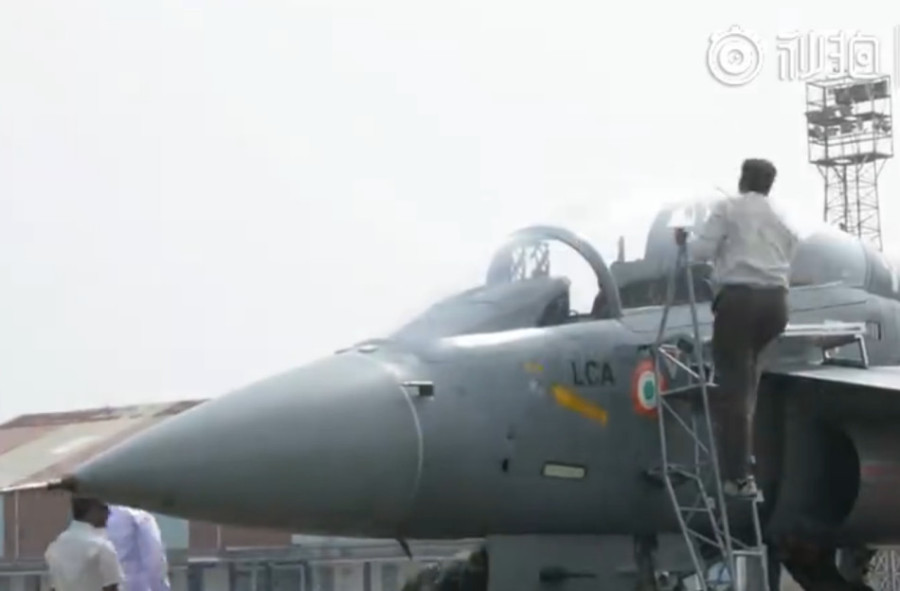 印度LCA实现滑跃起飞:欲和中国歼15比高低
