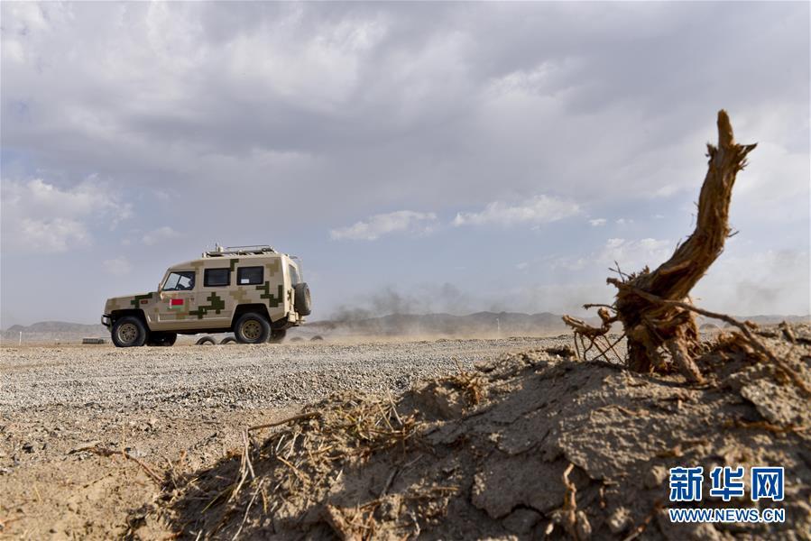 8月2日,参加“安全环境”核生化侦察组项目单车赛的白俄罗斯队员驾驶车辆疾驰在赛道上。