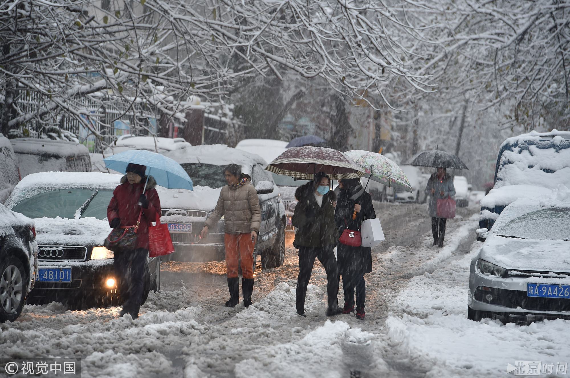 2018年1月4日，安徽发布最高级别暴雪预警 启动重大气象灾害（暴雪）II级应急响。截至1月4日5时，安徽江北大部分地区出现暴雪，局部大暴雪。淮河以北和江淮之间中北部有47个市县出现积雪，最大积雪深度为蚌埠26厘米。当日，合肥地区发布暴雪和寒潮双橙色预警信号，暴雪压城，给市民出行造成不便。图/视觉中国