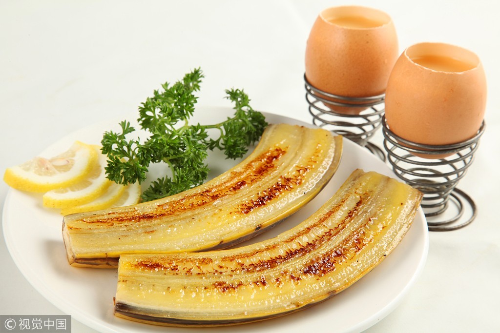 蒸香蕉除了祛除寒性的功效,还能补中益气,适宜秋季食用.