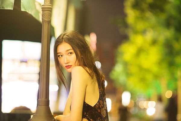 谢林彤化身橱窗Model 短裙下秀出美腿性感撩人