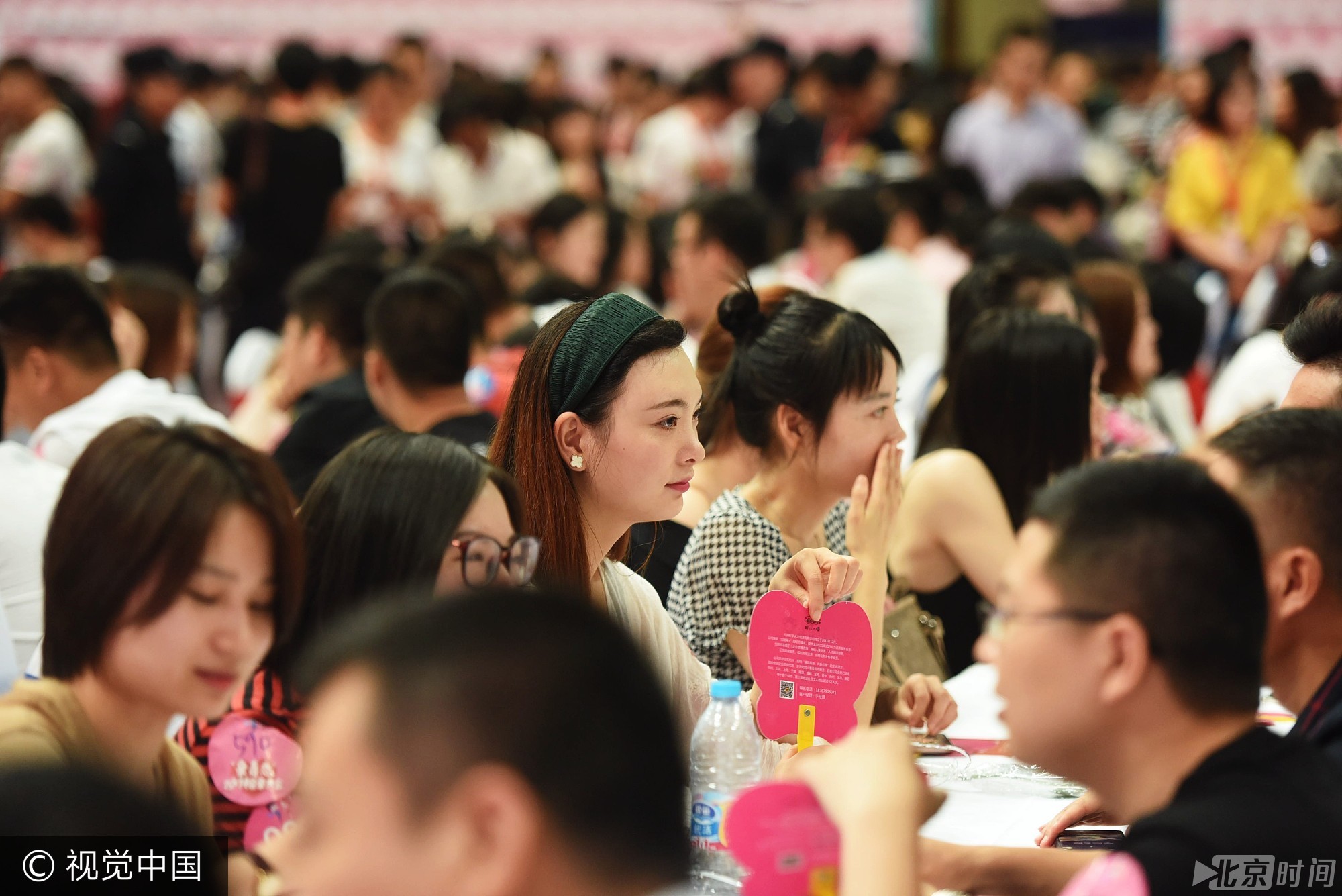 共青团当红娘办相亲大会 美女淡定家长着急出手