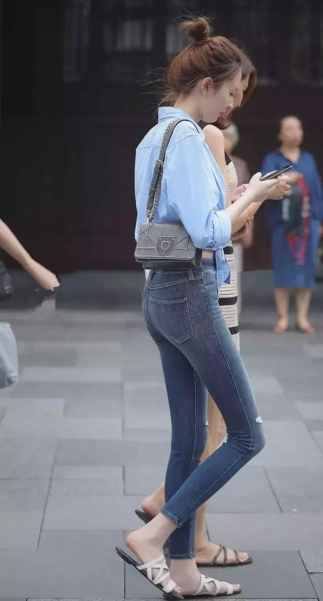 灰色吊带针织背心搭配深色牛仔裤,温婉大方很