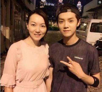 刘诗诗,刘亦菲,赵丽颖她们的妈妈风韵犹存,鹿晗