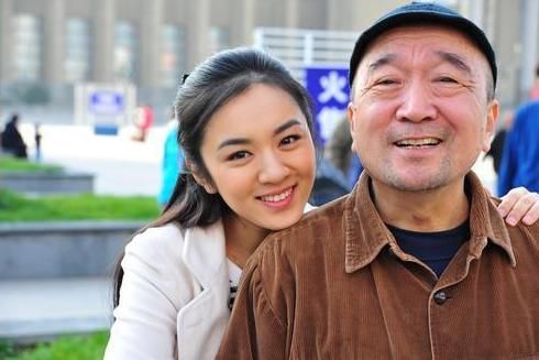 李彧妻子叫陈燕琳,长得十分的高挑貌美,陈燕