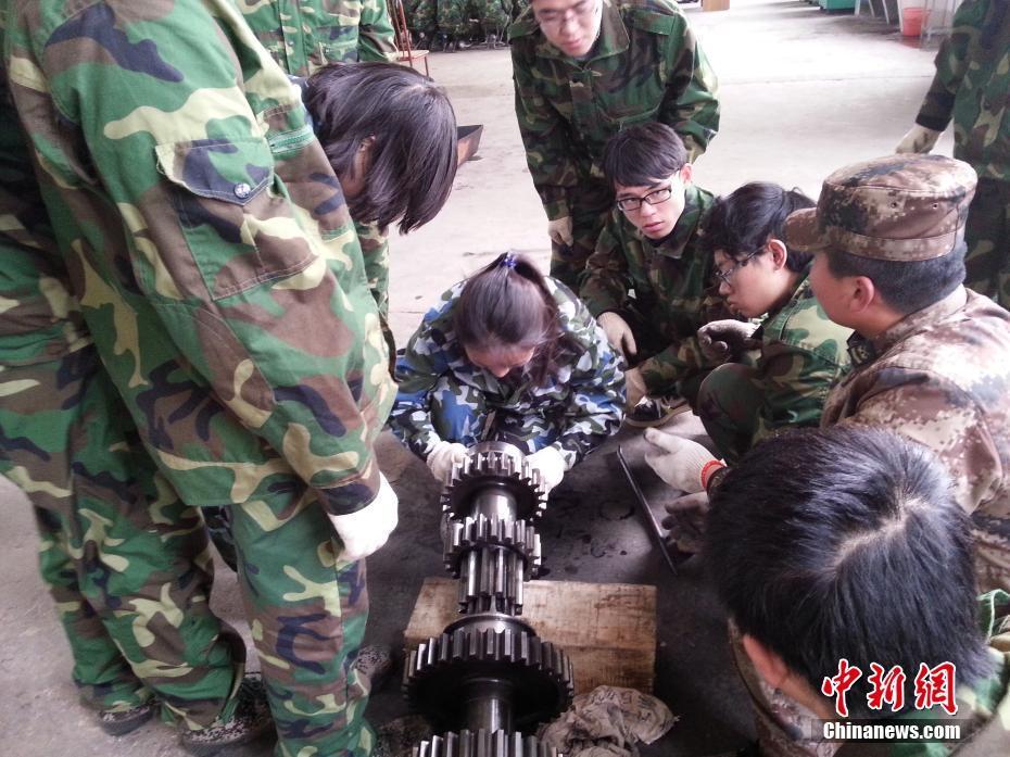 坦克驾驶结束后，剩下的两周时间，学生们要进行坦克构造拆装实习。其中包括：装配坦克发动机、分解坦克变速箱主轴、组装坦克主离合器等环节。 北京理工大学供图
