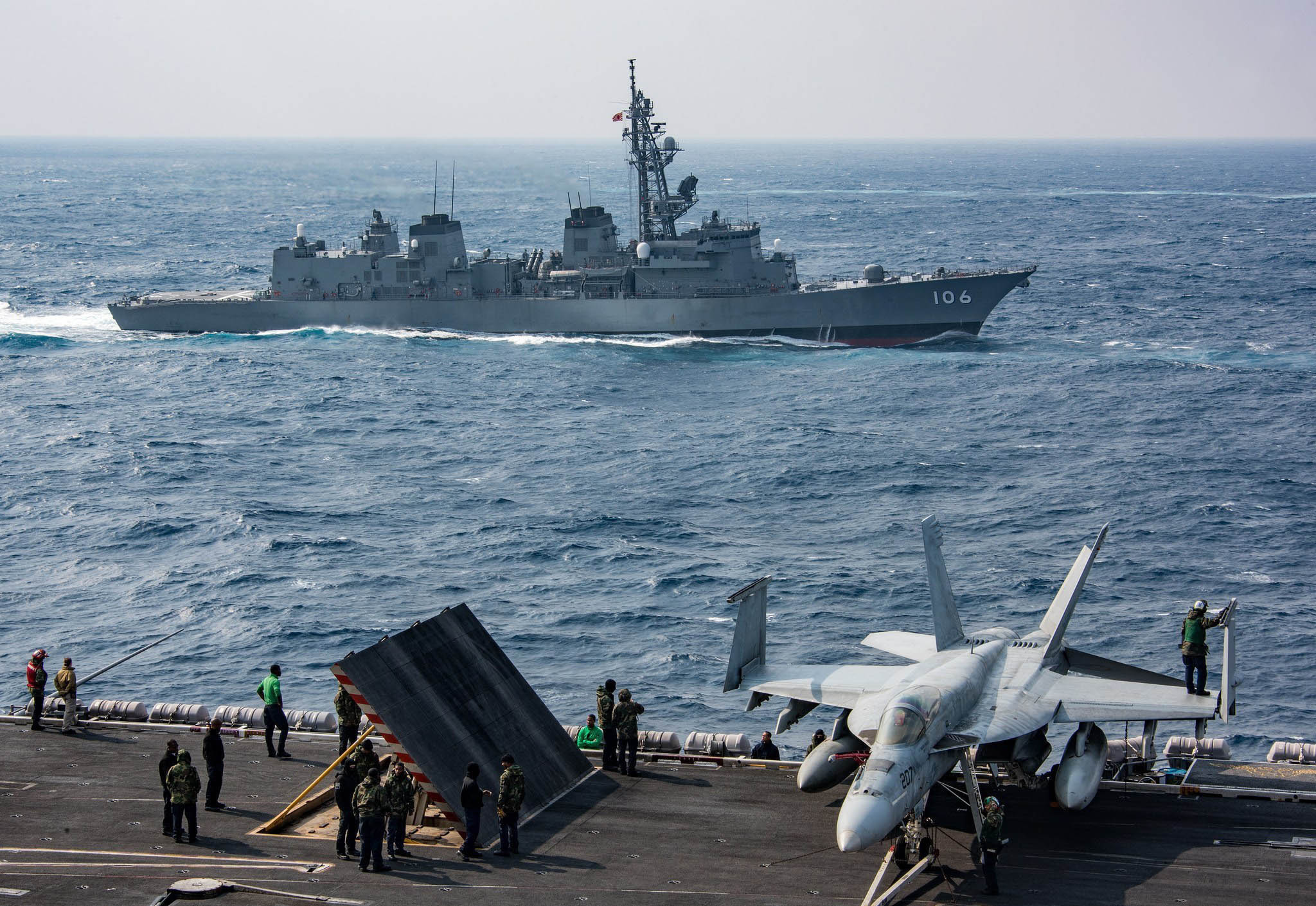 美军航母航行至中国东海 日本军舰随行