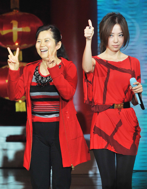2011年9月28日,“北京流行音乐典礼启动仪式暨欢唱会首站”在北京广播大厦举行。当时《中歌榜》特别邀请了歌手们的亲人来共同参加启动仪式——张靓颖的妈妈、王啸坤的父母、王铮亮的新婚妻子都是首度在媒体前公开亮相,绝对比歌手本人抢镜!