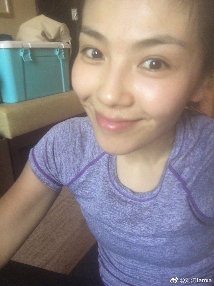 刘涛素颜晨练晒自拍 玉颊嫣红香汗微沁