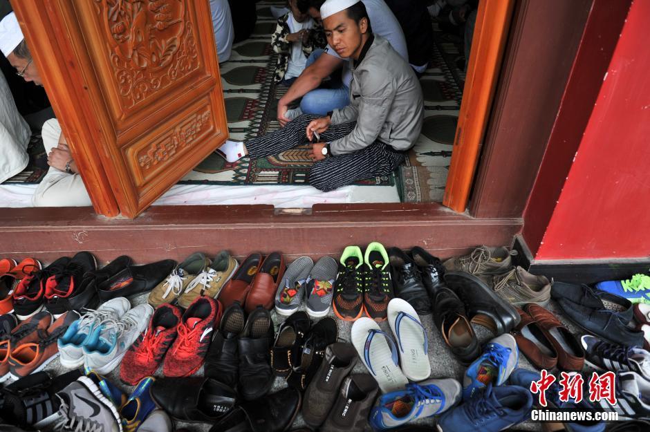 图为7月7日，昆明穆斯林同胞聚在清真寺内进行会礼。