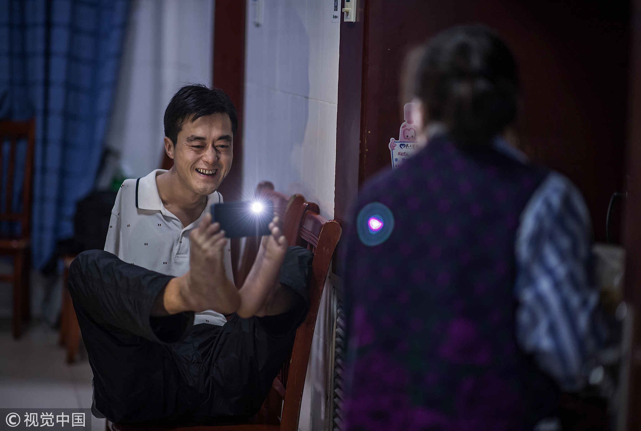 2018年10月20日，湖北恩施，陈兹方不但无微不至地照顾好母亲，还用手机记录下母亲的变化。