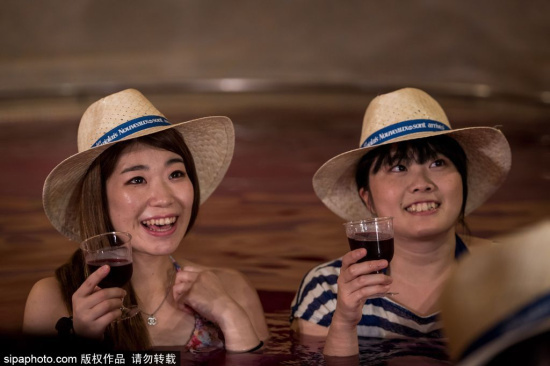 探访日本温泉圣地箱根 俊男美女共浴红酒温泉太奢侈