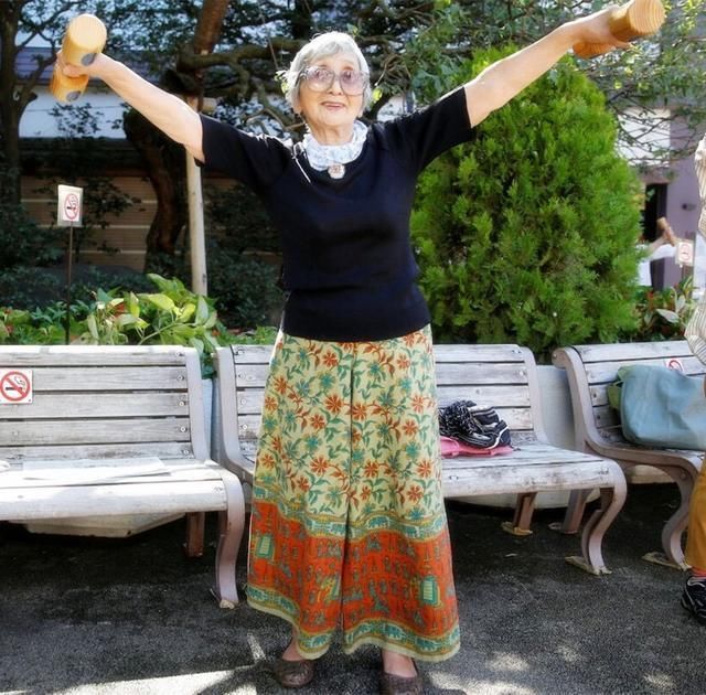 老太打牌时昏倒,送医院抢救后痴呆,儿子为照顾