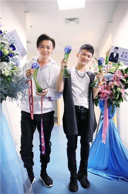 周深余枫亮相东方风云榜音乐盛典 摘三项大奖