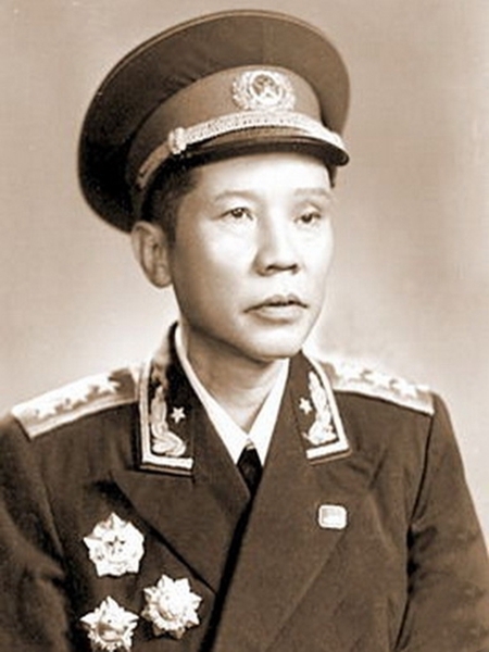 朱良才(1900-1989)湖南汝城县人
1927年10月加入中国共产党。1928年1月参加湘南起义。土地革命战争时期，任中国工农红军第四军军部秘书，第十二师三十六团连党代表，中共永兴县区党委书记，红四军第三十一团一营营部书记、连政治委员，第三纵队七支队政治委员，红一方面军第三军九师政治委员，红五军团第十五军政治委员，红军总卫生部政治委员，红三十一军政治部主任，红四方面军教导团团长兼政治委员，援西军政治部组织部部长。抗日战争时期，任晋察冀军区第三支队政治委员，第三军分区政治委员兼政治部主任，晋察冀军区政治部副校长、副政治委员，华北军政大学副政治委员兼政治部主任。中华人民共和国成立后，任华北军政大学政治委员，华北军区副政治委员兼政治部主任，北京军区政治委员。一九五五年被授予上将军衔。来源：《中国共产党新闻网》