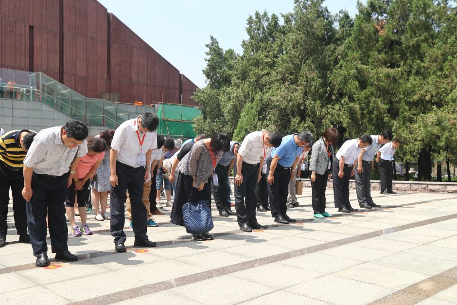 在孟良崮战役纪念馆,代表团们在粟裕将军“墓前”鞠躬默哀,重温先烈英勇感人的事迹。大众网记者 王长坤 摄