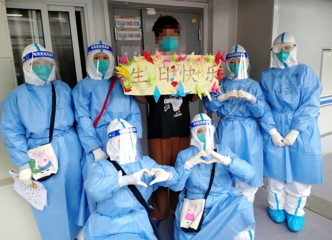 【小汤山方舱医院】生日快乐!医护人员一起在方舱医院为小患者送祝福 【小汤山方舱医院】生日快乐!医护人员一起在方舱医院为小患者送祝福