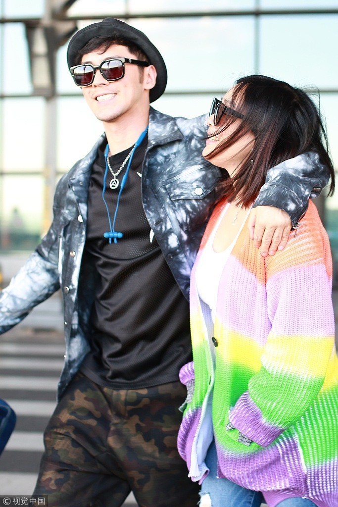 48岁钟丽缇被张伦硕搂在怀中小鸟依人 被爱情