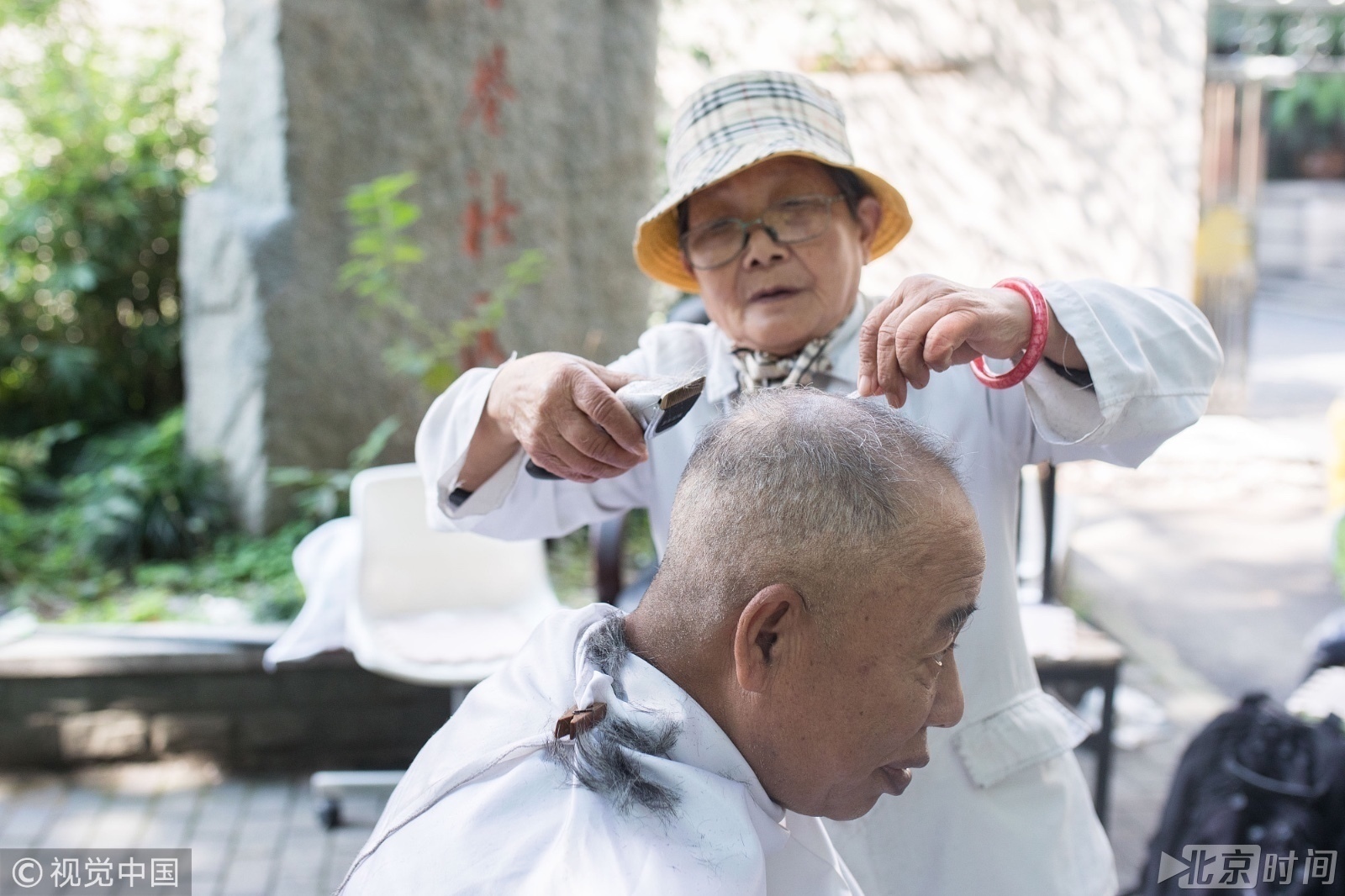 岁月的见证:老太太街头理发26年顾客从黑发变