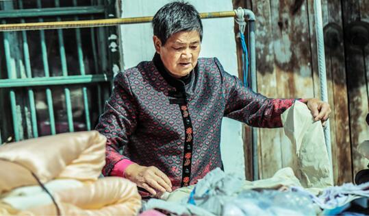 【暖新闻】“棉衣奶奶”小针线里的大爱心 【暖新闻】“棉衣奶奶”小针线里的大爱心