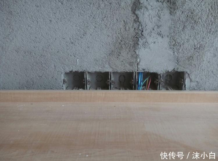 客厅电视插座被装成这样, 师傅打完柜子就挂, 邻