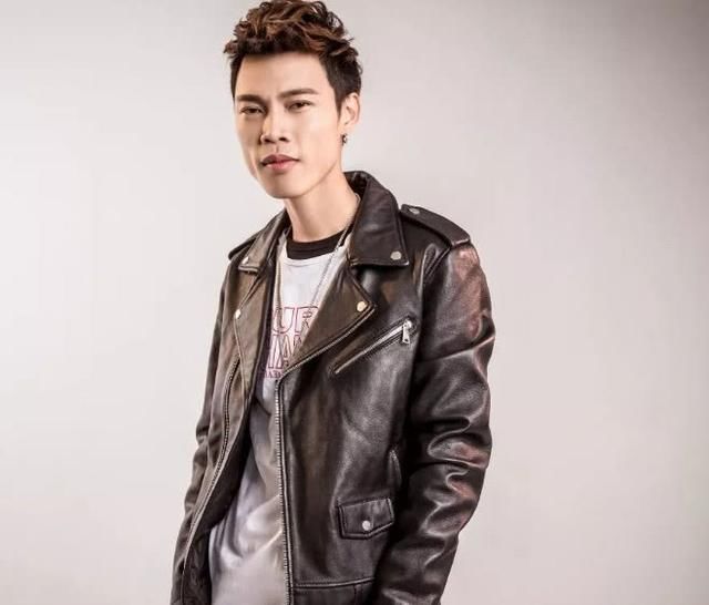 快手网络红人一首歌净赚1亿,座驾高达百万 网友:有钱就膨胀!