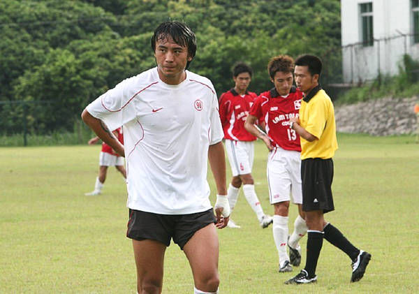 曾是国足最强前锋,却因酗酒叛逆自毁前程,如