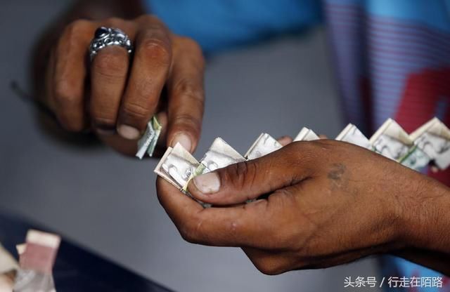 钱不如纸的国家:赚的到却用不掉,1000张钱编手