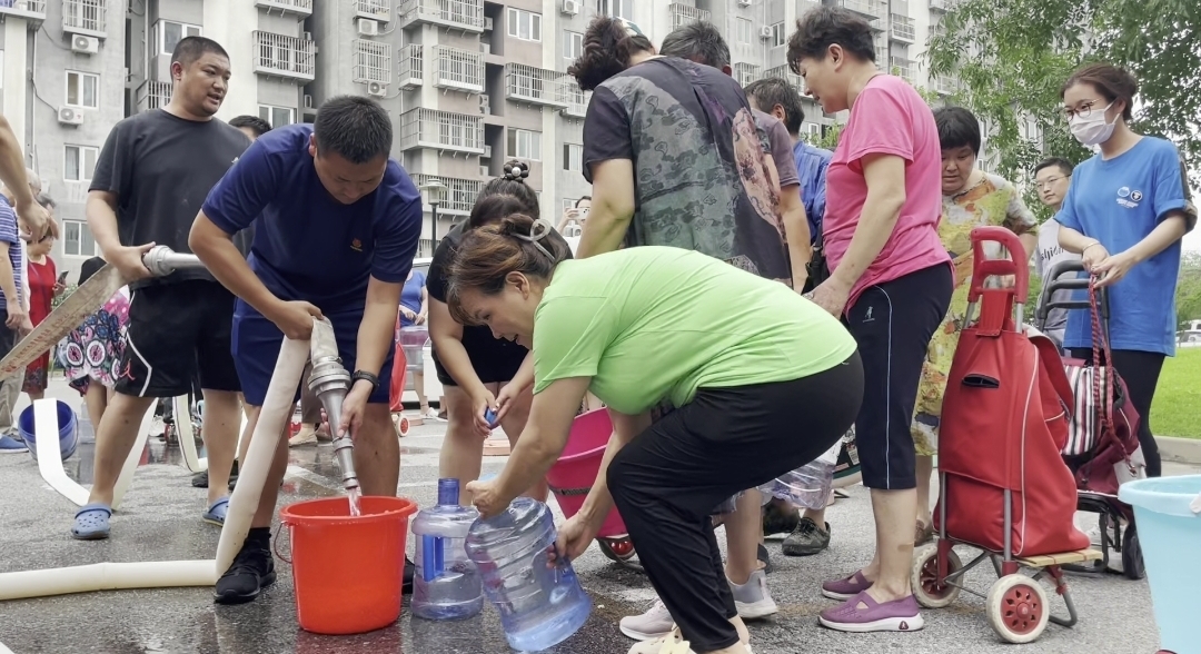 消防水罐车紧急供水！保障丰台千余户居民用水