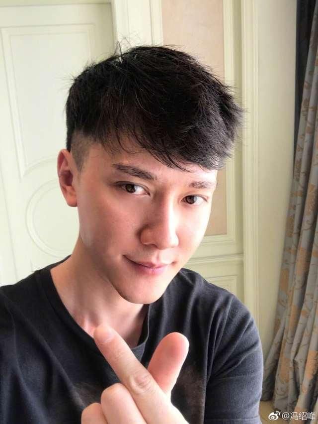 冯绍峰片场摸宋茜大腿,粉丝解释是椅子扶手!网