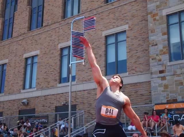 华尔街精英们脱掉衣服,四百米跑47秒,相当于国