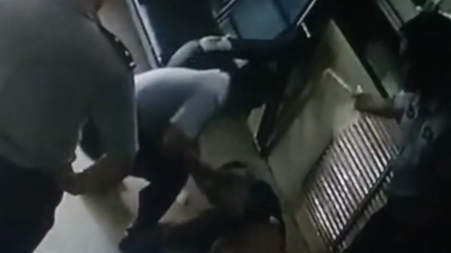 吸毒男电棍击打酗酒男：过马路太慢