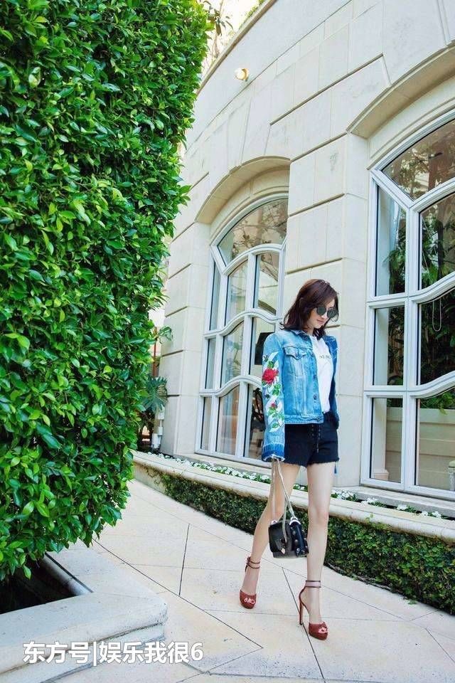 景甜身穿超短裤牛仔装, 大长腿秒掉杨幂,这腿比