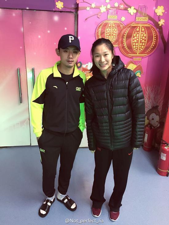 女篮球员合影张继科变迷妹 网友:白袜+拖鞋最时尚