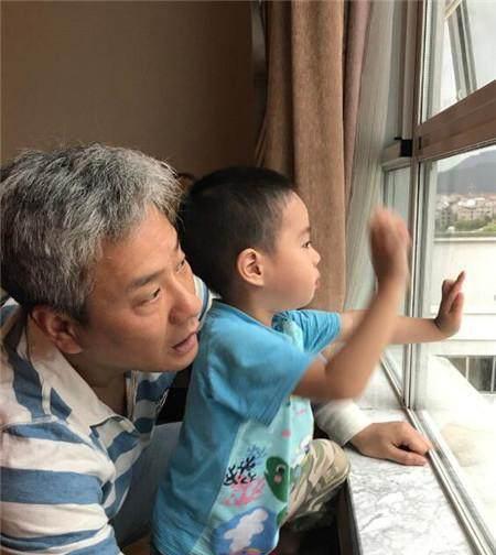 青年导演连奕名47岁头发花白让人心疼,两次婚